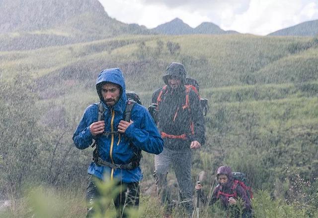 如何挑选防水登山外套？什么是防水透气冲锋衣