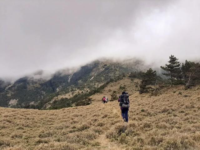 单天徒步穿越户外登山活动,需要什么装备和准备?