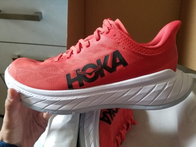 Hoka One One全新跑鞋开箱,大家能买得起的碳板跑鞋