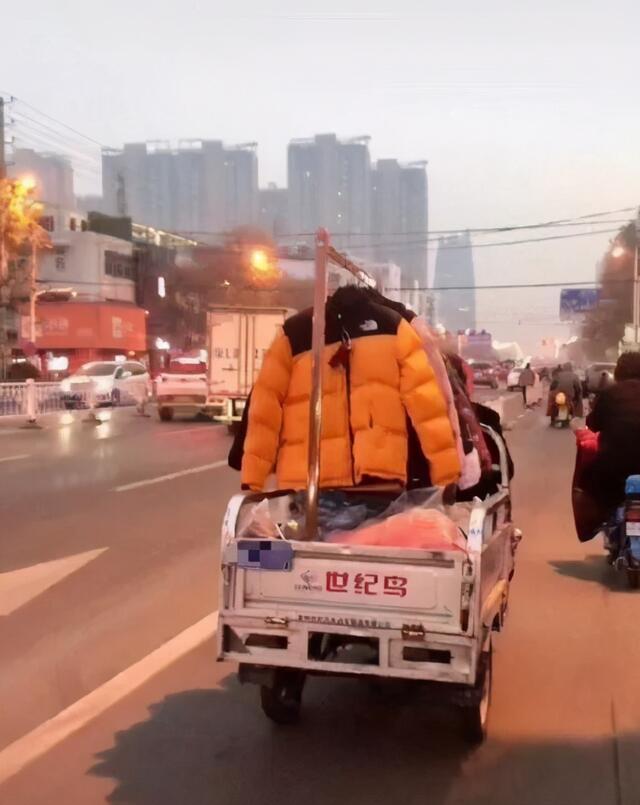 你也有一件羽绒服吗?今年冬天满大街都是穿The North Face北面的